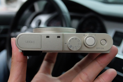 Màu vàng trên kim loại khá giống iPhone 5S.