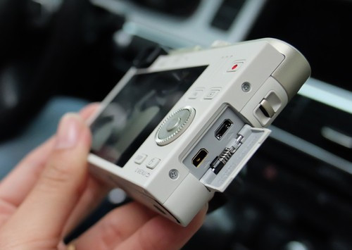 Các kết nối ở cạnh bên khi mở nắp đậy.