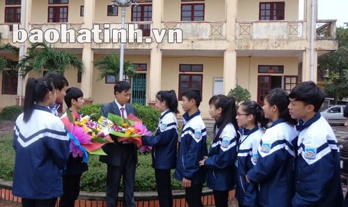 Các thế hệ học sinh cũ mãi mãi biết ơn các thầy, cô giáo.