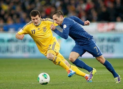 Trước mặt Pháp (phải) là một ngọn núi