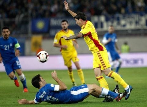 Romania (áo vàng) gần như đã bị loại