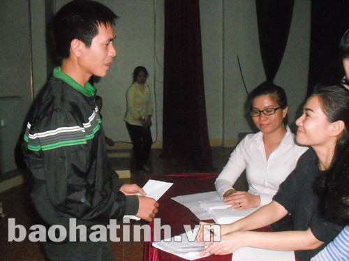 Ca sỹ Thu Minh trao quà và động viên người dân vùng lũ vượt qua khó khăn