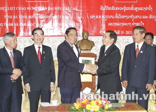 Lãnh đạo Luông Pha Băng trao quà lưu niệm cho lãnh đạo tỉnh Hà Tĩnh Lãnh đạo Luông Pha Băng trao quà lưu niệm cho lãnh đạo tỉnh Hà Tĩnh