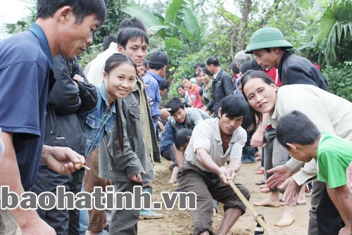 Bà con thôn Sông Con, xã Sơn Quang (Hương Sơn) tổ chức kéo co nhân ngày hội Đại đoàn kết toàn dân. Ảnh: Chính cương Bà con thôn Sông Con, xã Sơn Quang (Hương Sơn) tổ chức kéo co nhân ngày hội Đại đoàn kết toàn dân. Ảnh: Chính cương