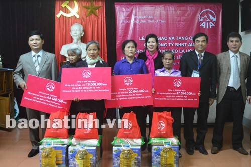 Lãnh đạo thị xã Hồng Lĩnh, đại diện AIA Việt Nam trao tiền và quà cho 4 gia đình nghèo là hội viên Hội Người mù thị xã Hồng Lĩnh.