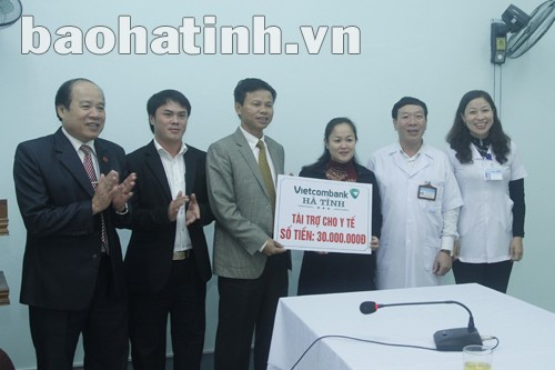 ...và hỗ trợ Bệnh viện Đa khoa Kỳ Anh mua sắm trang thiết bị phục vụ khám chữa bệnh