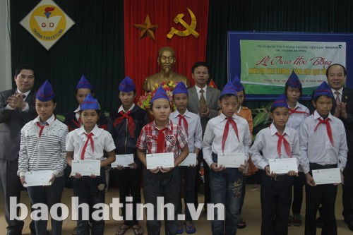 Lãnh đạo Vietcombank Hà Tĩnh trao học bổng cho các học sinh nghèo vượt khó