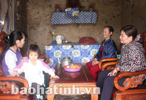 Cán bộ dân số xã Thịnh Lộc tuyên truyền KHHGĐ người dân thôn Quang Trung. Cán bộ dân số xã Thịnh Lộc tuyên truyền KHHGĐ người dân thôn Quang Trung.