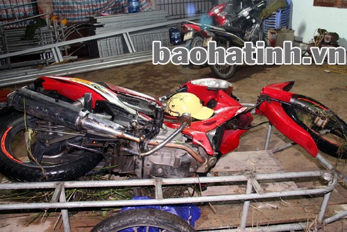 Mất lái và đâm vào ụ đất bên đường khiến chiếc xe mô tô của chị Liên bị gãy đôi