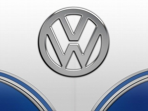 Logo Volkswagen chỉ đơn giản là sự ghép nối hai chữ cái đầu trong tên của công ty. Trong tiếng Đức, “Volks” nghĩa là người dân, còn “Wagen” nghĩa là xe hơi