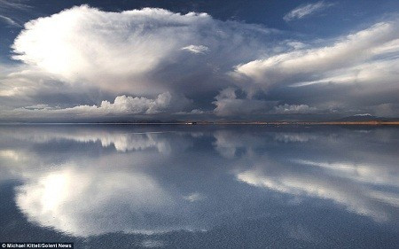 “Long lanh đáy nước in trời”