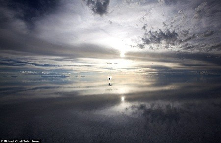 Lơ lửng tầng không.