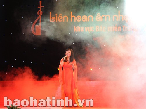 Ca sỹ Thái Bảo (Hà Tĩnh) lắng sâu trong ca khúc "Câu giao duyên cha hát" của NS Nguyễn Đình Đức