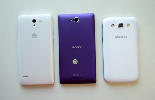 Cả ba đều sử dụng chất liệu vỏ bằng nhựa nhưng Galaxy Win có màu trắng và chất liệu trơn bóng, Xperia C màu tím (có nhiều màu khác để lựa chọn) cùng vỏ sần khá rõ trong khi G700 là màu trắng ngà hơi nhám.