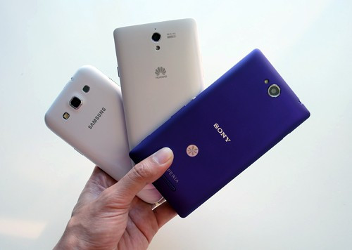 Cân nặng các máy từ trái là Galaxy Win nhẹ nhất với 144 gram, G700 nặng 155 gram và Xperica C là 153 gram.