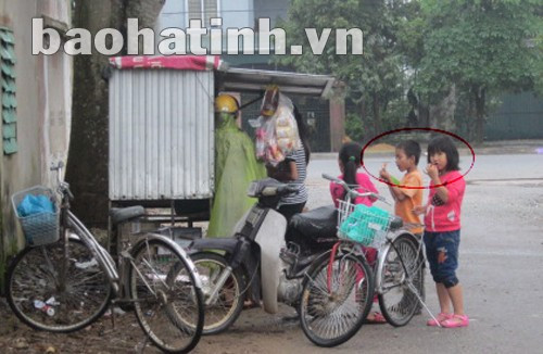 Một quầy hàng trước cổng trường tiểu học rất “hút” học sinh