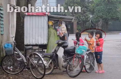 Một quầy hàng trước cổng trường tiểu học rất “hút” học sinh