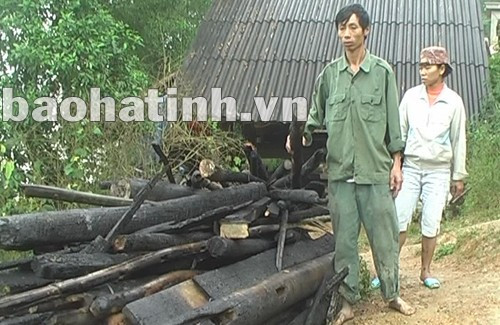 Vợ chồng anh Giáp bên những gì còn lại của ngôi nhà