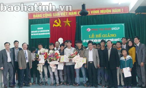 Lãnh đạo Trung tâm dạy nghề trao chứng chỉ tốt nghiệp cho các học viên