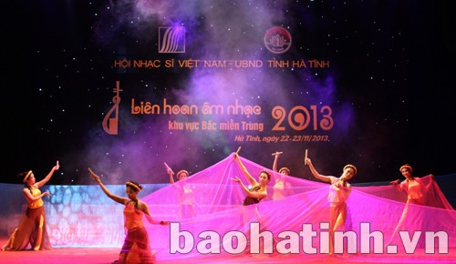 Tiết mục múa trên nền âm nhạc vừa đậm tính dân gian vừa mang hơi thở thời đại của đoàn Hà Tĩnh