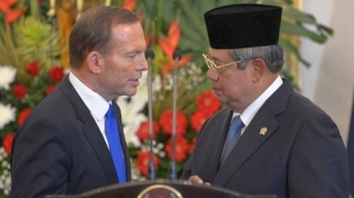 Thủ tướng Australia Abbott (trái) và Tổng thống Indonesia Yudhoyono (Ảnh AFP)