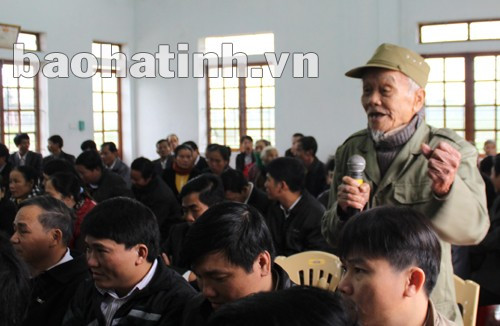 Cụ Đặng Anh, 92 tuổi, cử tri thôn Thanh Ngọc, xã Phù Lưu đã kiến nghị về việc thu nhân sách xây dựng các công trình công cộng cần nhìn nhận thực tế vào độ tuổi và tình hình kinh tế