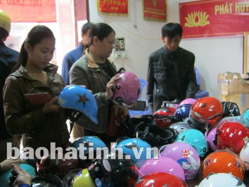 Người dân đến điểm đổi mũ từ sáng sớm