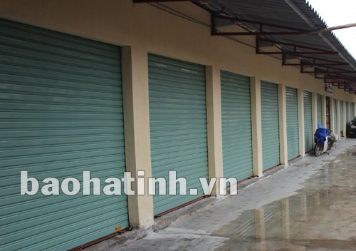 Gần 1 năm đi vào hoạt động, hàng chục ki-ốt ở chợ Trung Đình vẫn im lìm đóng cửa.