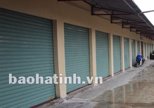 Gần 1 năm đi vào hoạt động, hàng chục ki-ốt ở chợ Trung Đình vẫn im lìm đóng cửa. Gần 1 năm đi vào hoạt động, hàng chục ki-ốt ở chợ Trung Đình vẫn im lìm đóng cửa.