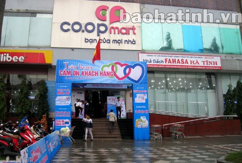 Ngày càng nhiều khách hàng đến mua sắm tại siêu thị Co.opmart BMC Hà Tĩnh