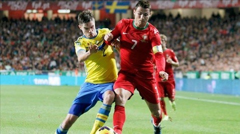 Thụy Điển (trái) khó có thể lội ngược dòng trước BĐN ở lượt về