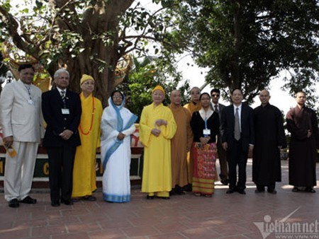 Tổng thống Ấn Độ Pratibha Patil thăm và chụp ảnh dưới gốc cây Bồ Đề Tổng thống Ấn Độ Pratibha Patil thăm và chụp ảnh dưới gốc cây Bồ Đề