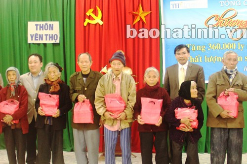 Trao sữa cho người cao tuổi xã Hộ Độ, huyện Lộc Hà