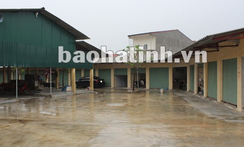 Chợ Trung Đình vắng vẻ kể cả ngày cao điểm.