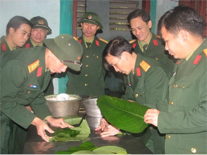 Cán bộ, chiến sĩ đảo Sơn Dương gói bánh chưng ăn Tết