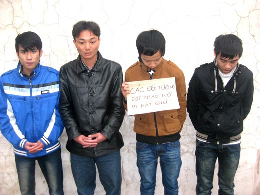 Các đối tượng đốt pháo bị bắt giữ