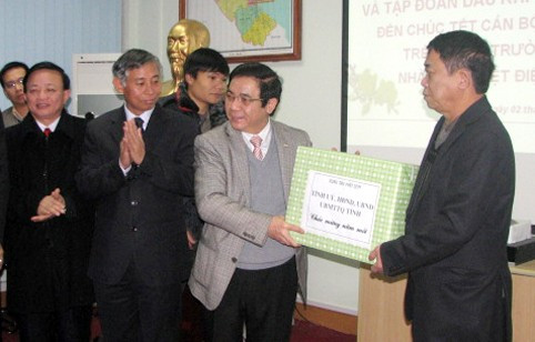 Phó Chủ tịch HĐND tỉnh Thiều Đình Duy tặng quà cho Ban điều hành Nhà máy Nhiệt điện Vũng Áng 1...