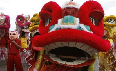 Những người tham gia đang chờ để trình diễn trong cuộc thi múa sư tử đầu tiên được tổ chức để chào đón năm mới Âm lịch tại Manila, Phillipines vào ngày 29 tháng 1 năm 2011. 12 con "sư tử" đến từ các nhóm múa khác nhau sẽ cùng tham gia hoạt động chào đón năm mới này, đồng thời cũng để quảng bá cho Metro Manila như một địa điểm du lịch. Một người tham gia cuộc thi múa sư tử đang chờ trình diễn Cuộc trình diễn đón chào năm mới bắt đầu Những người mặc trang phục Thần Tài của Trung Quốc đang biểu diễn trên đường Orchard ở khu mua sắm của Singapore. 60 ông Thần Tài cùng "múa" chào mừng năm mới con Thỏ theo quan niệm Trung Quốc. Những chú mèo tài lộc được bày bán ở một cửa hàng tạp hóa tại khu phố của người Hoa, Singapore. Chân trái của chú mèo giơ lên cao biểu tượng cho sự chào đón tài lộc và thịnh vượng Một "ông đồ" đang viết chữ trong khi chờ khách hàng đến mua những bức thư pháp do ông vẽ trên đường phố Hà Nội Xin chữ để treo đầu năm mới âm lịch là nét thói quen văn hóa của nhiều Hà Nội