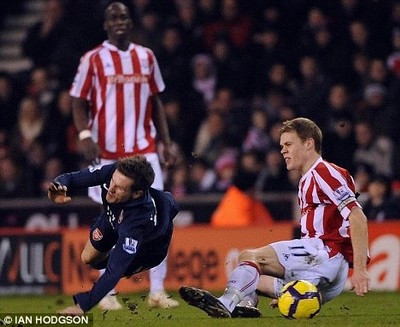 Pha vào bóng triệt hạ đối thủ của Ryan Shawcross (phải) Pha vào bóng triệt hạ đối thủ của Ryan Shawcross (phải)