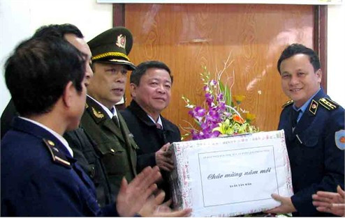 ... và chúc tết, tặng quà cho CBCS thanh tra giao thông