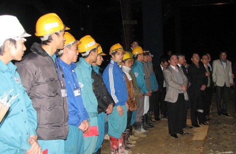 Phó Chủ tịch HĐND tỉnh Thiều Đình Duy và Chủ nhiệm UBKT Tỉnh ủy Hà Văn Thạch đón giao thừa cùng cán bộ, công nhân đang thi công trên công trường Nhà máy Nhiệt điện Vũng Áng 1