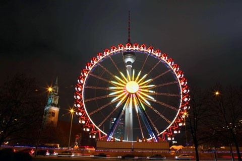 Tháp truyền hình Berlin lung linh sắc màu