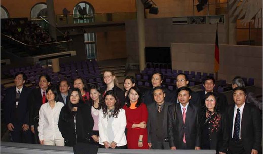 Tác giả (áo đỏ) cùng các thành viên trong đoàn công tác của Ban Tuyên giáo Trung ương tham quan Toà nhà Quốc hội CHLB Đức