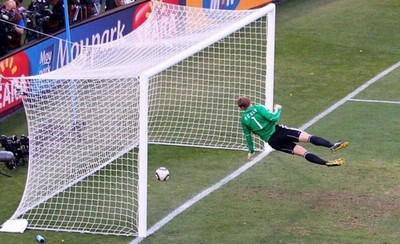 Nếu trái bóng được gắn chip thì tuyển Anh đã được hưởng bàn thắng hoàn toàn hợp lệ này Nếu trái bóng được gắn chip thì tuyển Anh đã được hưởng bàn thắng hoàn toàn hợp lệ này