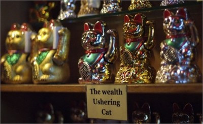 Những người tham gia đang chờ để trình diễn trong cuộc thi múa sư tử đầu tiên được tổ chức để chào đón năm mới Âm lịch tại Manila, Phillipines vào ngày 29 tháng 1 năm 2011. 12 con "sư tử" đến từ các nhóm múa khác nhau sẽ cùng tham gia hoạt động chào đón năm mới này, đồng thời cũng để quảng bá cho Metro Manila như một địa điểm du lịch. Một người tham gia cuộc thi múa sư tử đang chờ trình diễn Cuộc trình diễn đón chào năm mới bắt đầu Những người mặc trang phục Thần Tài của Trung Quốc đang biểu diễn trên đường Orchard ở khu mua sắm của Singapore. 60 ông Thần Tài cùng "múa" chào mừng năm mới con Thỏ theo quan niệm Trung Quốc. Những chú mèo tài lộc được bày bán ở một cửa hàng tạp hóa tại khu phố của người Hoa, Singapore. Chân trái của chú mèo giơ lên cao biểu tượng cho sự chào đón tài lộc và thịnh vượng Một "ông đồ" đang viết chữ trong khi chờ khách hàng đến mua những bức thư pháp do ông vẽ trên đường phố Hà Nội Xin chữ để treo đầu năm mới âm lịch là nét thói quen văn hóa của nhiều Hà Nội