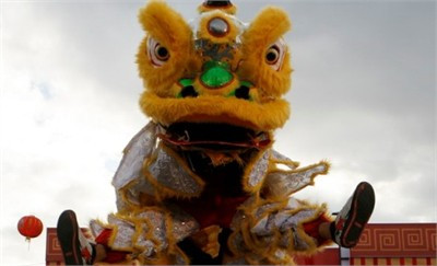 Những người tham gia đang chờ để trình diễn trong cuộc thi múa sư tử đầu tiên được tổ chức để chào đón năm mới Âm lịch tại Manila, Phillipines vào ngày 29 tháng 1 năm 2011. 12 con "sư tử" đến từ các nhóm múa khác nhau sẽ cùng tham gia hoạt động chào đón năm mới này, đồng thời cũng để quảng bá cho Metro Manila như một địa điểm du lịch. Một người tham gia cuộc thi múa sư tử đang chờ trình diễn Cuộc trình diễn đón chào năm mới bắt đầu Những người mặc trang phục Thần Tài của Trung Quốc đang biểu diễn trên đường Orchard ở khu mua sắm của Singapore. 60 ông Thần Tài cùng "múa" chào mừng năm mới con Thỏ theo quan niệm Trung Quốc. Những chú mèo tài lộc được bày bán ở một cửa hàng tạp hóa tại khu phố của người Hoa, Singapore. Chân trái của chú mèo giơ lên cao biểu tượng cho sự chào đón tài lộc và thịnh vượng Một "ông đồ" đang viết chữ trong khi chờ khách hàng đến mua những bức thư pháp do ông vẽ trên đường phố Hà Nội Xin chữ để treo đầu năm mới âm lịch là nét thói quen văn hóa của nhiều Hà Nội