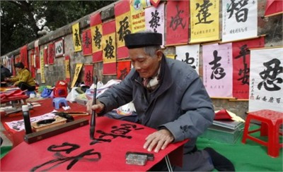 Những người tham gia đang chờ để trình diễn trong cuộc thi múa sư tử đầu tiên được tổ chức để chào đón năm mới Âm lịch tại Manila, Phillipines vào ngày 29 tháng 1 năm 2011. 12 con "sư tử" đến từ các nhóm múa khác nhau sẽ cùng tham gia hoạt động chào đón năm mới này, đồng thời cũng để quảng bá cho Metro Manila như một địa điểm du lịch. Một người tham gia cuộc thi múa sư tử đang chờ trình diễn Cuộc trình diễn đón chào năm mới bắt đầu Những người mặc trang phục Thần Tài của Trung Quốc đang biểu diễn trên đường Orchard ở khu mua sắm của Singapore. 60 ông Thần Tài cùng "múa" chào mừng năm mới con Thỏ theo quan niệm Trung Quốc. Những chú mèo tài lộc được bày bán ở một cửa hàng tạp hóa tại khu phố của người Hoa, Singapore. Chân trái của chú mèo giơ lên cao biểu tượng cho sự chào đón tài lộc và thịnh vượng Một "ông đồ" đang viết chữ trong khi chờ khách hàng đến mua những bức thư pháp do ông vẽ trên đường phố Hà Nội Xin chữ để treo đầu năm mới âm lịch là nét thói quen văn hóa của nhiều Hà Nội