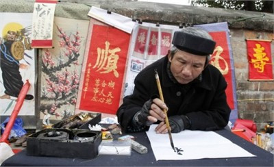 Những người tham gia đang chờ để trình diễn trong cuộc thi múa sư tử đầu tiên được tổ chức để chào đón năm mới Âm lịch tại Manila, Phillipines vào ngày 29 tháng 1 năm 2011. 12 con "sư tử" đến từ các nhóm múa khác nhau sẽ cùng tham gia hoạt động chào đón năm mới này, đồng thời cũng để quảng bá cho Metro Manila như một địa điểm du lịch. Một người tham gia cuộc thi múa sư tử đang chờ trình diễn Cuộc trình diễn đón chào năm mới bắt đầu Những người mặc trang phục Thần Tài của Trung Quốc đang biểu diễn trên đường Orchard ở khu mua sắm của Singapore. 60 ông Thần Tài cùng "múa" chào mừng năm mới con Thỏ theo quan niệm Trung Quốc. Những chú mèo tài lộc được bày bán ở một cửa hàng tạp hóa tại khu phố của người Hoa, Singapore. Chân trái của chú mèo giơ lên cao biểu tượng cho sự chào đón tài lộc và thịnh vượng Một "ông đồ" đang viết chữ trong khi chờ khách hàng đến mua những bức thư pháp do ông vẽ trên đường phố Hà Nội Xin chữ để treo đầu năm mới âm lịch là nét thói quen văn hóa của nhiều Hà Nội