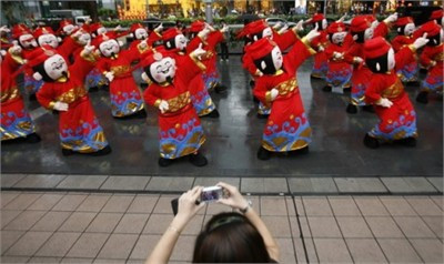 Những người tham gia đang chờ để trình diễn trong cuộc thi múa sư tử đầu tiên được tổ chức để chào đón năm mới Âm lịch tại Manila, Phillipines vào ngày 29 tháng 1 năm 2011. 12 con "sư tử" đến từ các nhóm múa khác nhau sẽ cùng tham gia hoạt động chào đón năm mới này, đồng thời cũng để quảng bá cho Metro Manila như một địa điểm du lịch. Một người tham gia cuộc thi múa sư tử đang chờ trình diễn Cuộc trình diễn đón chào năm mới bắt đầu Những người mặc trang phục Thần Tài của Trung Quốc đang biểu diễn trên đường Orchard ở khu mua sắm của Singapore. 60 ông Thần Tài cùng "múa" chào mừng năm mới con Thỏ theo quan niệm Trung Quốc. Những chú mèo tài lộc được bày bán ở một cửa hàng tạp hóa tại khu phố của người Hoa, Singapore. Chân trái của chú mèo giơ lên cao biểu tượng cho sự chào đón tài lộc và thịnh vượng Một "ông đồ" đang viết chữ trong khi chờ khách hàng đến mua những bức thư pháp do ông vẽ trên đường phố Hà Nội Xin chữ để treo đầu năm mới âm lịch là nét thói quen văn hóa của nhiều Hà Nội