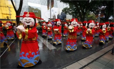 Những người tham gia đang chờ để trình diễn trong cuộc thi múa sư tử đầu tiên được tổ chức để chào đón năm mới Âm lịch tại Manila, Phillipines vào ngày 29 tháng 1 năm 2011. 12 con "sư tử" đến từ các nhóm múa khác nhau sẽ cùng tham gia hoạt động chào đón năm mới này, đồng thời cũng để quảng bá cho Metro Manila như một địa điểm du lịch. Một người tham gia cuộc thi múa sư tử đang chờ trình diễn Cuộc trình diễn đón chào năm mới bắt đầu Những người mặc trang phục Thần Tài của Trung Quốc đang biểu diễn trên đường Orchard ở khu mua sắm của Singapore. 60 ông Thần Tài cùng "múa" chào mừng năm mới con Thỏ theo quan niệm Trung Quốc. Những chú mèo tài lộc được bày bán ở một cửa hàng tạp hóa tại khu phố của người Hoa, Singapore. Chân trái của chú mèo giơ lên cao biểu tượng cho sự chào đón tài lộc và thịnh vượng Một "ông đồ" đang viết chữ trong khi chờ khách hàng đến mua những bức thư pháp do ông vẽ trên đường phố Hà Nội Xin chữ để treo đầu năm mới âm lịch là nét thói quen văn hóa của nhiều Hà Nội